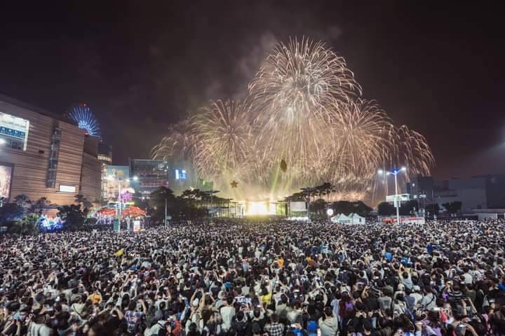 氣象專家吳德榮說，明天跨年夜活動西半部平地大致尚可，迎曙光各地雲層多則不甚理想；跨年、元旦白天氣溫略降、夜間偏冷。圖為高雄跨年晚會畫面。 圖：翻攝陳其邁臉書（資料照片）
