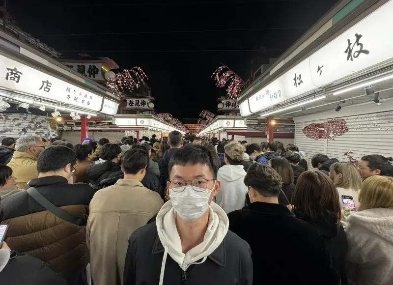 ▲飛往日本跨年的網紅視網膜遇上7.6強震！他當時正乘坐列車自石川縣金澤市，表示車廂突然發出警報聲，車廂的人也全擠到走廊打電話。（圖／翻攝自視網膜臉書）