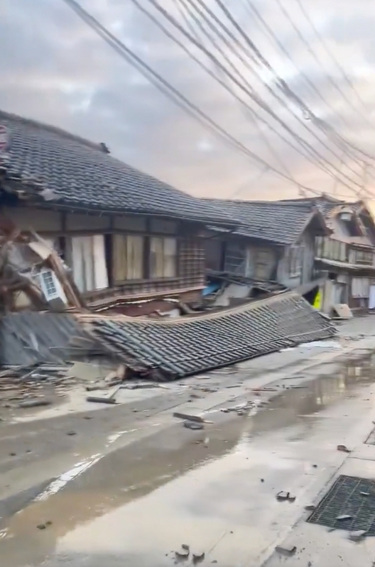 日本下午觀測到的首波海嘯高度達 5 公尺。另外，山形縣、富山縣、福井縣等地也預料將受海嘯衝擊，高度預期達 3 公尺。 圖：取自「X」@tomjp66621523