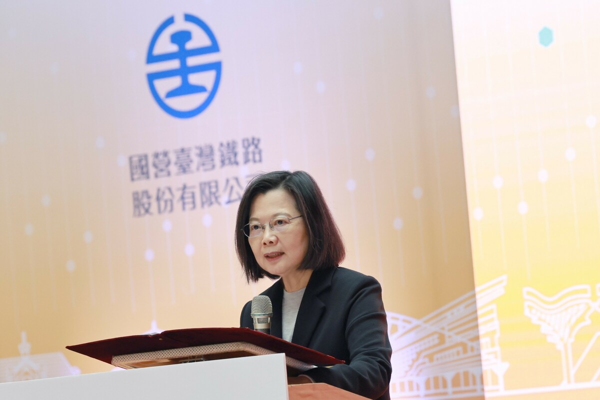 台鐵公司揭牌 蔡英文：盼為全民帶來更美好的服務
