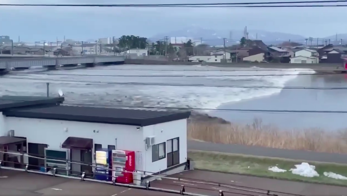 新潟縣上越市北倉川河口、新潟縣上越市關川都陸續出現海水倒灌情形。 圖：翻攝自Ｘ