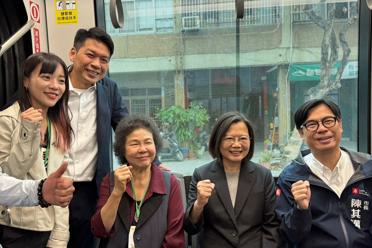 李柏 毅(左二)與蔡英文(右二)、陳菊(左三)、陳其邁(右一)試乘輕軌。 圖：李柏毅競總/提供