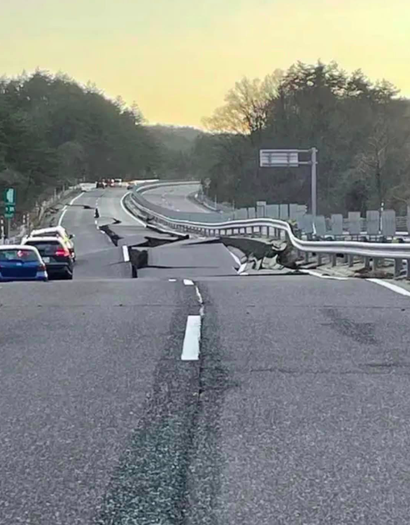 日本石川縣發生強震，災區道路嚴重扭曲出現深深裂縫。 圖：翻攝自網路