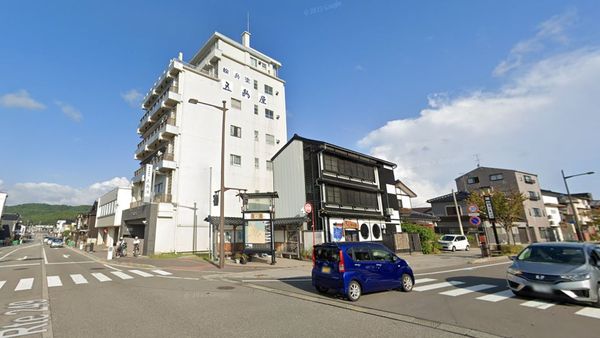 7層樓建築倒塌把隔壁建築壓扁，Google地圖上可見，被壓垮的建築只有3樓高。 圖：翻攝google地圖