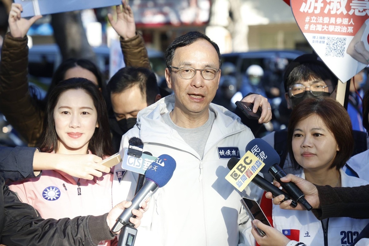 國民黨主席朱立倫今陪同黨籍立委候選人游淑慧站路口拜票。 圖：國民黨文傳會提供