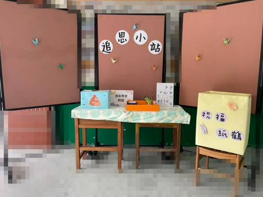 教育局副局長劉明超表示，校方在校園內設立了追思小站，讓學生以卡片、花朵或摺紙鶴懷念不幸過世的同學，但網路上的「親友募款」訊息都是假的，請大家不要受騙。 圖：教育部／提供
