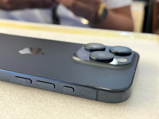 iPhone 15 Pro出現背蓋漏膠狀況。 圖：取自Reddit／mr_rakue