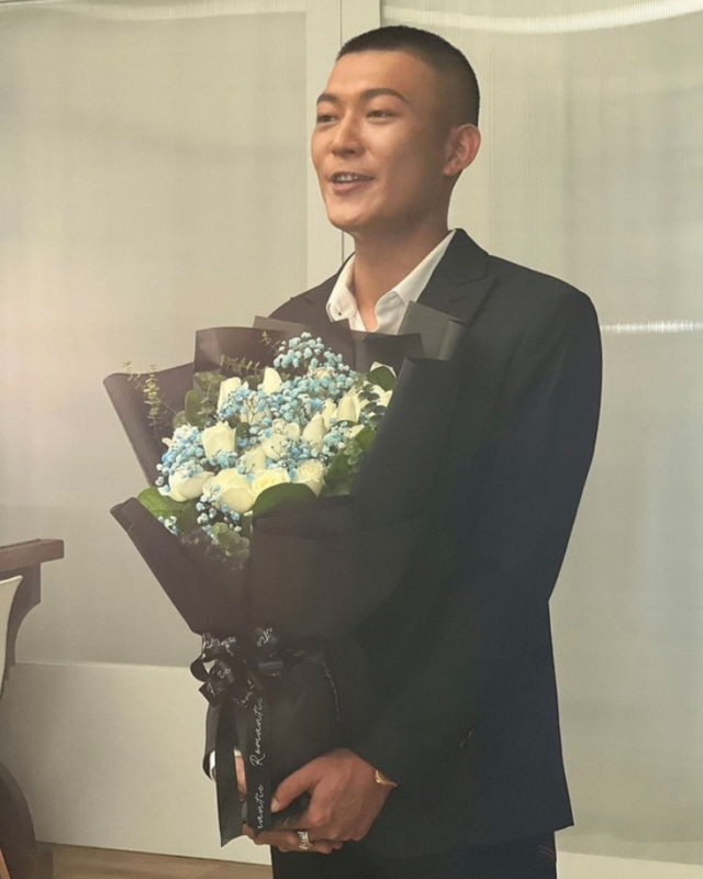 身穿西裝、手捧鮮花疑似求婚的照片，但卻沒有多談求婚的結果，只故作神秘表示「這部分我先不做回應」。  圖：翻攝自鳳梨IG