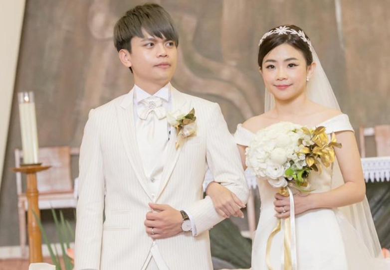 蔡阿嘎31日提到當天是跟妻子「二伯」的婚禮7週年紀念日，並曬出7年前的婚紗照。 圖：翻攝自蔡阿嘎IG