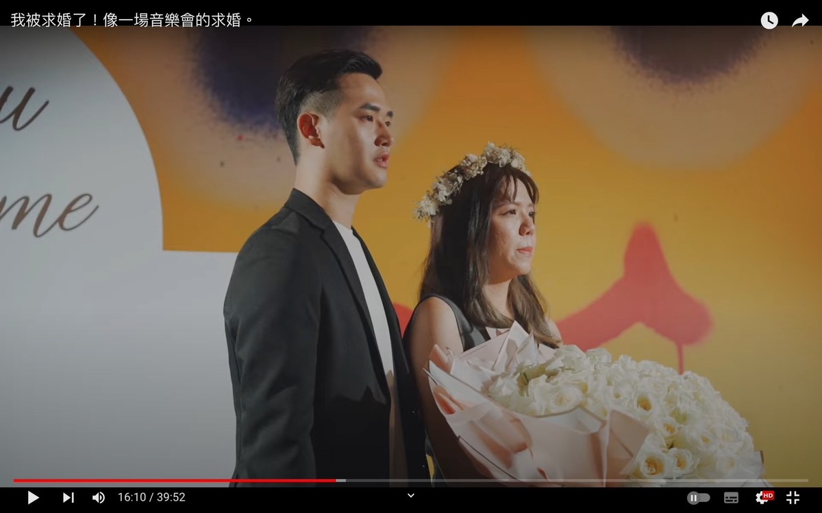 昨日Ariel分享完整求婚過程，Ken將求婚現場佈置的宛如一場音樂會，浪漫的氛圍讓網友都感動直呼「求婚過程從頭哭到尾」。 圖：翻攝自欸你這週要幹嘛YT頻道