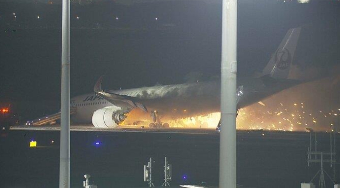 日本東京羽田機場跑道2日下午發生火災。一架日本航空飛機在降落時起火爆炸。 圖 : 翻攝自環球網