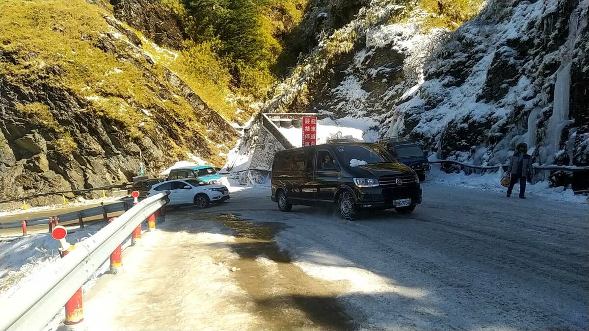 交通部公路局中區養護工程分局表示，合歡山路段今日夜間低溫達冰點以下，水氣量也明顯增多。(圖為合歡山路面資料照) 圖：中華民國交通部公路局／提供