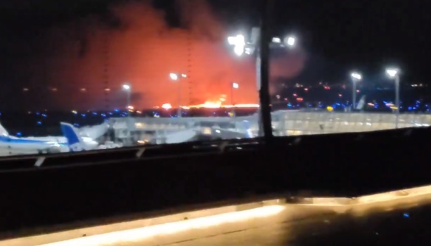 一架日本航空班機在羽田機場跑道爆炸起火 圖:翻攝自X