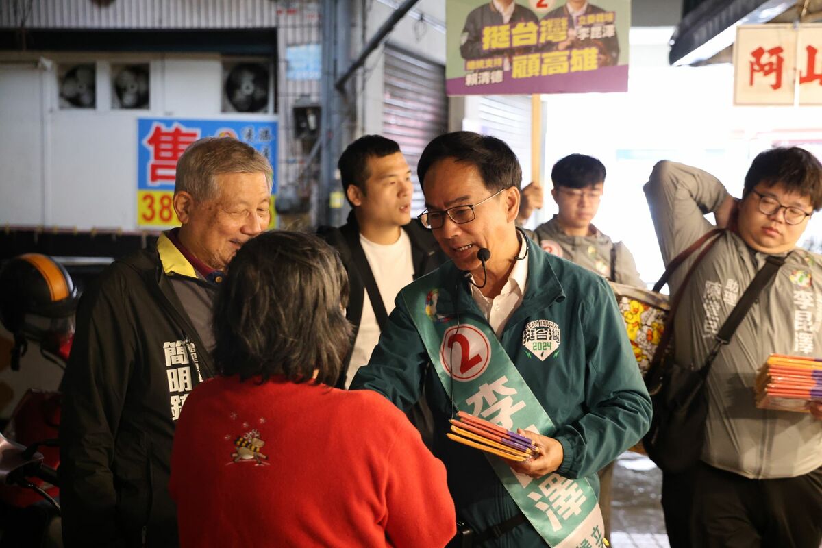 李昆澤(右二)深入基層宣揚問政與建設成績。 圖：李昆澤競總/提供