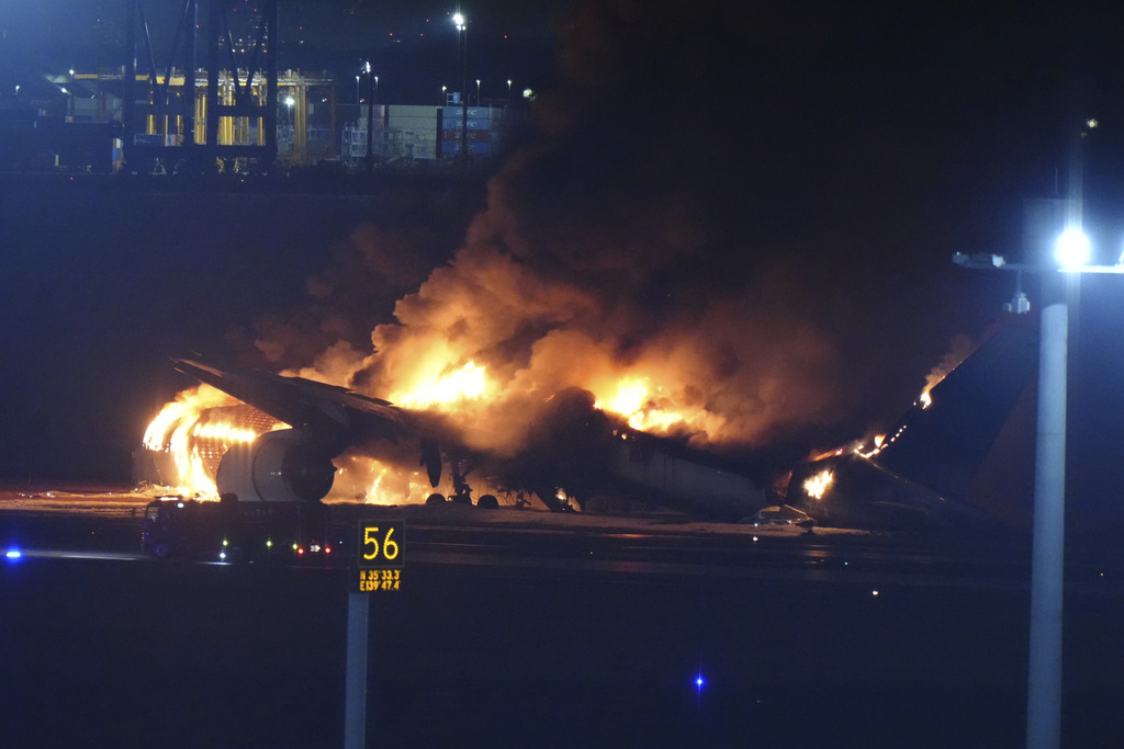 日本東京羽田機場發生飛機在跑道上起火燃燒的意外事件。截至目前為止機上乘客與乘務員都已成功救出。 圖：達志影像/美聯社
