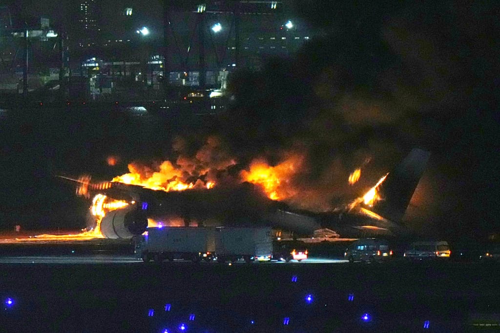 日本東京羽田機場發生飛機在跑道上起火燃燒的意外事件。事件一共造成 5 名海上保安廳飛機上的成員死亡。 圖：達志影像/美聯社