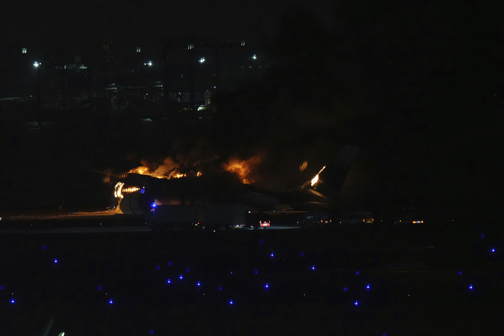日本東京羽田機場發生飛機在跑道上起火燃燒的意外事件。疑似是在空中與日本海上保安廳的飛機發生擦撞，以致於無法順利降落而發生的意外。 圖：達志影像/美聯社