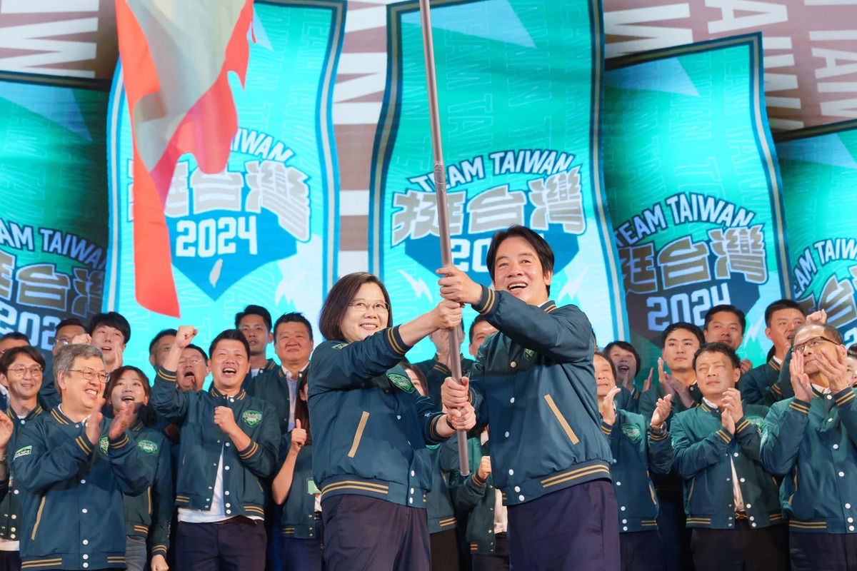 雖然再幾天就要舉行大選，但總統蔡英文（前排左起）與副總統賴清德對於日本一開年就發生天災人禍，都在推特表達慰問之意，讓日本人感動不已。 圖：翻攝自立委陳素月臉書