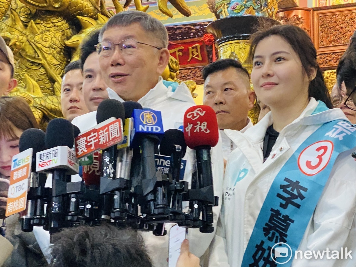 民眾黨總統候選人柯文哲與黨籍桃園市立委候選人李慕妍。 圖：周煊惠 / 攝