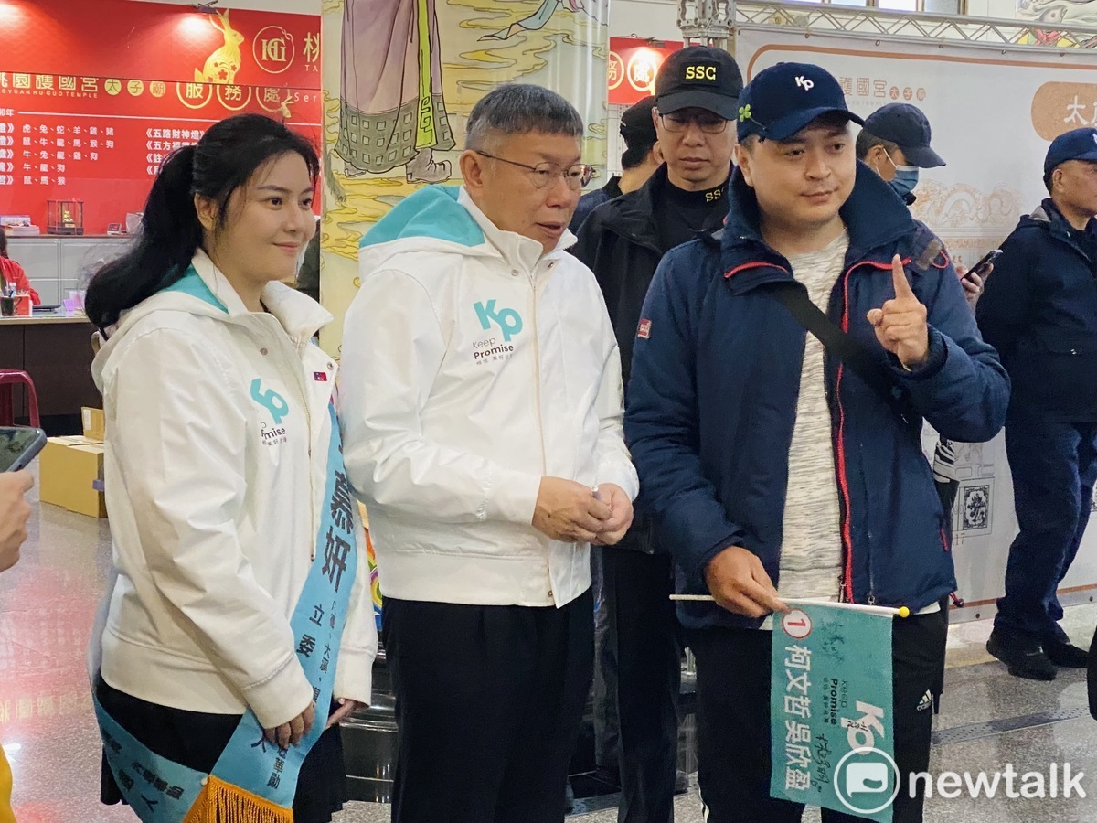 民眾黨總統候選人柯文哲與黨籍桃園市立委候選人李慕妍與支持者合影。 圖：周煊惠 / 攝