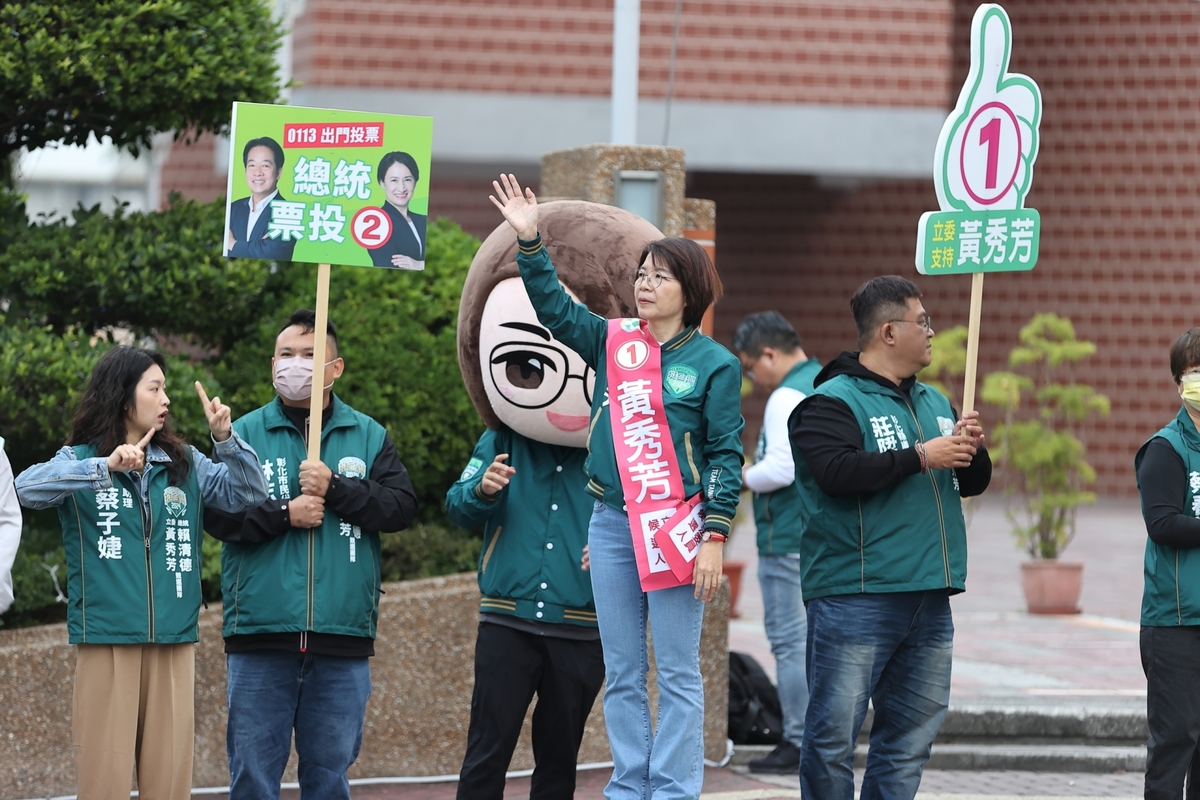 黃秀芳在八卦山牌樓路口拜票，可愛的「秀芳娃娃」頭偶也再次出動，吸引路過民眾目光。 圖：取自黃秀芳臉書粉專。