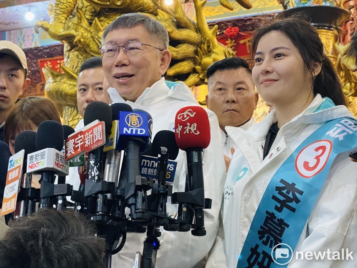 民眾黨總統候選人柯文哲與黨籍桃園市立委候選人李慕妍。 圖：周煊惠 / 攝
