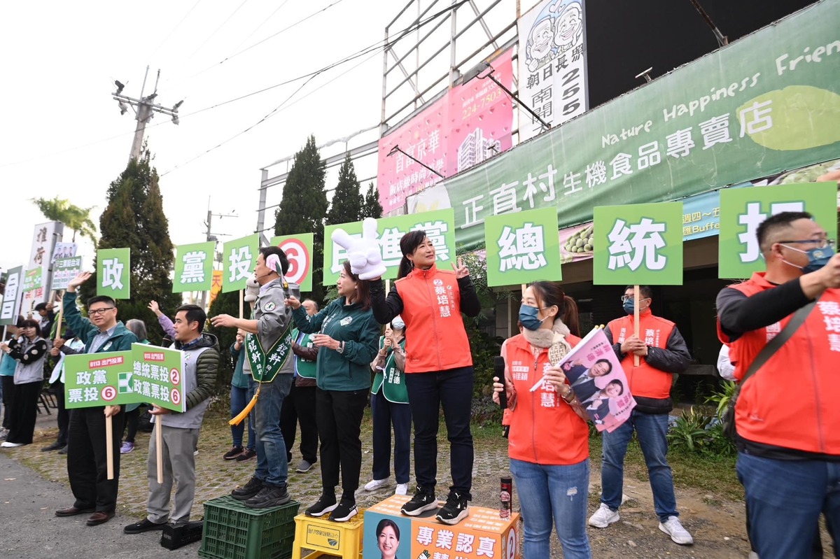 民進黨「台灣美德站出來」今日號召各選區候選人，同步在全國1000個路口啟動催票行動。 圖：取蔡培慧臉書