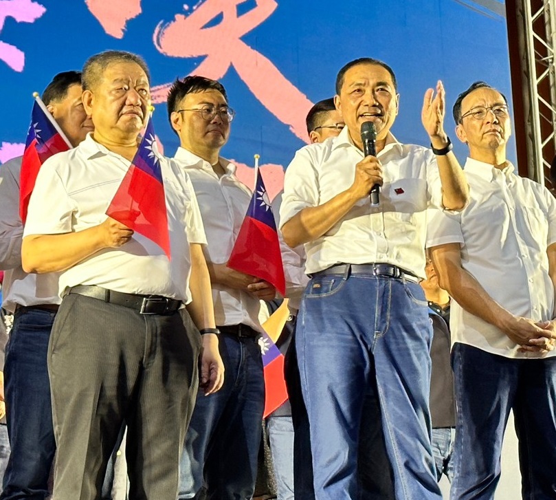 新北市議長蔣根煌（前排左起）的金主，疑似與國民黨總統侯選人侯友宜在土地開發建設上「有關係」。 圖：翻攝自蔣根煌臉書