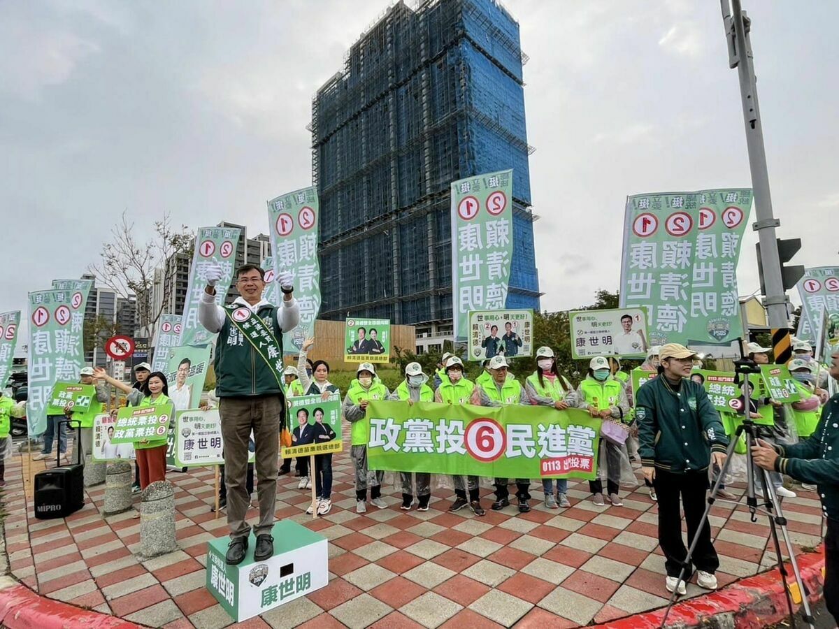 民進黨苗栗縣第一選區海線立委候選人康世明在選區交界的頭份市中央路、永貞路路口的竹南端向鄉親拜票。 圖：取自康世明臉書粉專。