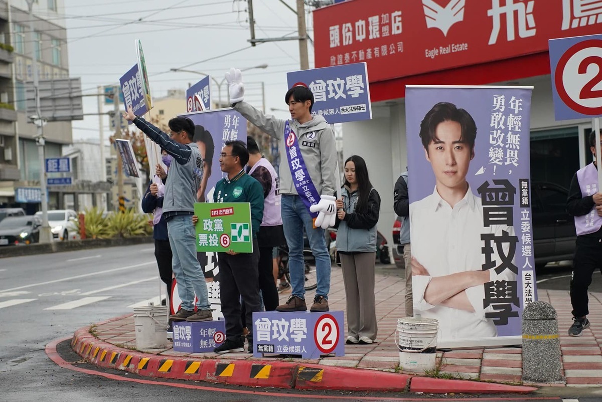 與民進黨合作的苗栗縣第二選區山線立委候選人曾玟學，在選區交界的頭份市中央路、永貞路路口的頭份端向鄉親拜票。 圖：取自曾玟學臉書粉專。