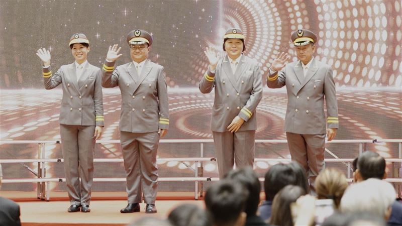 台鐵公司新制服亮相，特等站長全新迎賓制服首採灰色系。 圖：台鐵公司／提供