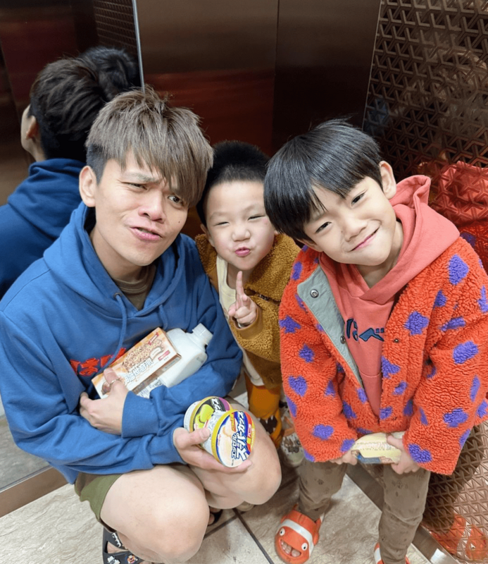YouTuber蔡阿嘎和老婆二伯結婚後，陸續生下兒子蔡桃貴、蔡波能。 圖：翻攝自IG＠yga0721