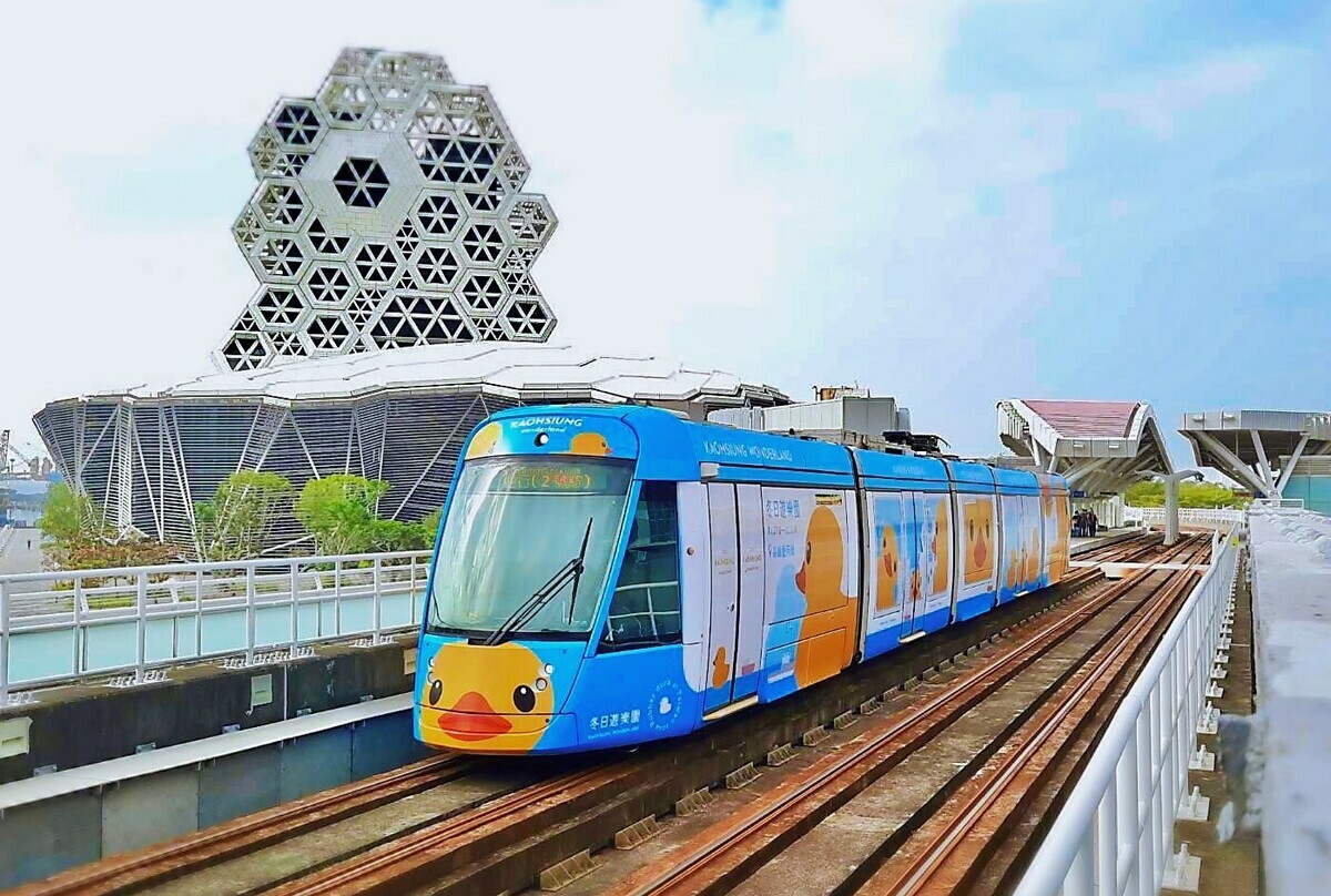 高雄燈會期間限定的「小鴨輕軌列車」。 圖：高雄市觀光局/提供