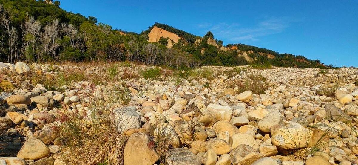 位於苗栗最南端的火炎山，完整保存著惡地地景與淺山森林，奇特景觀吸引不少遊客。 圖：火炎山生態教育館／提供