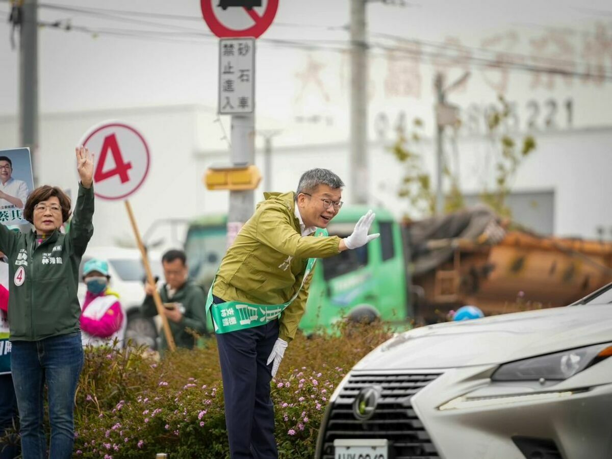 蔡其昌站路口向選民請託。 蔡其昌競總/提供