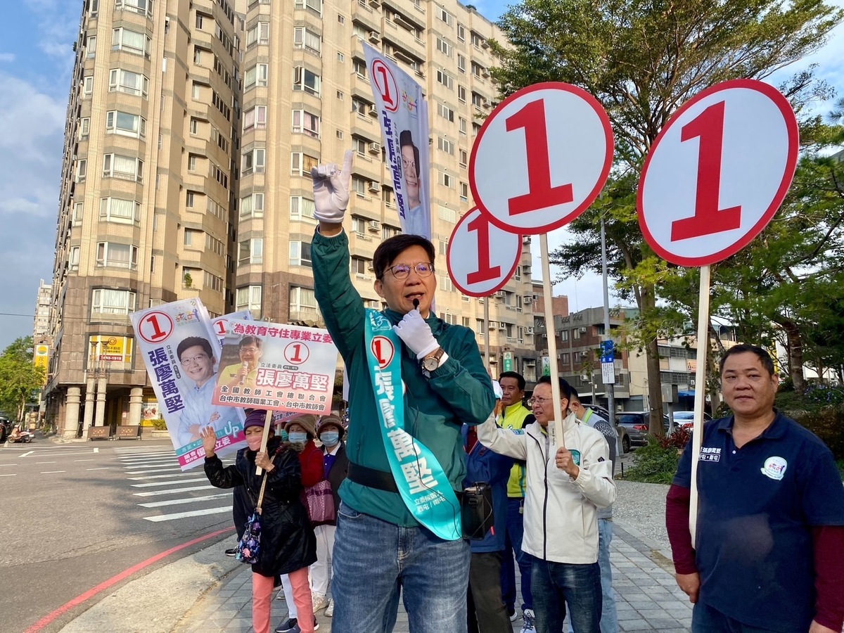 張廖萬堅說，擔任市議員及立委以來，一直堅持正能量選舉，不打口水戰。 張廖萬堅競總/提供