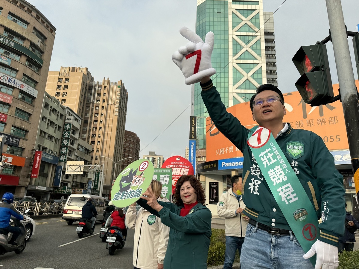 莊競程3日上午在進化北路與崇德路一段路口，向民眾拜票， 圖：莊競程競總/提供(資料照)