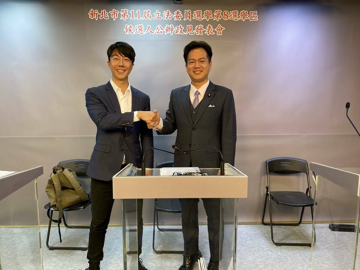 吳崢(左)、邱臣遠(右)出席公辦政見會，國民黨張智倫缺席。 圖：取自邱臣遠臉書