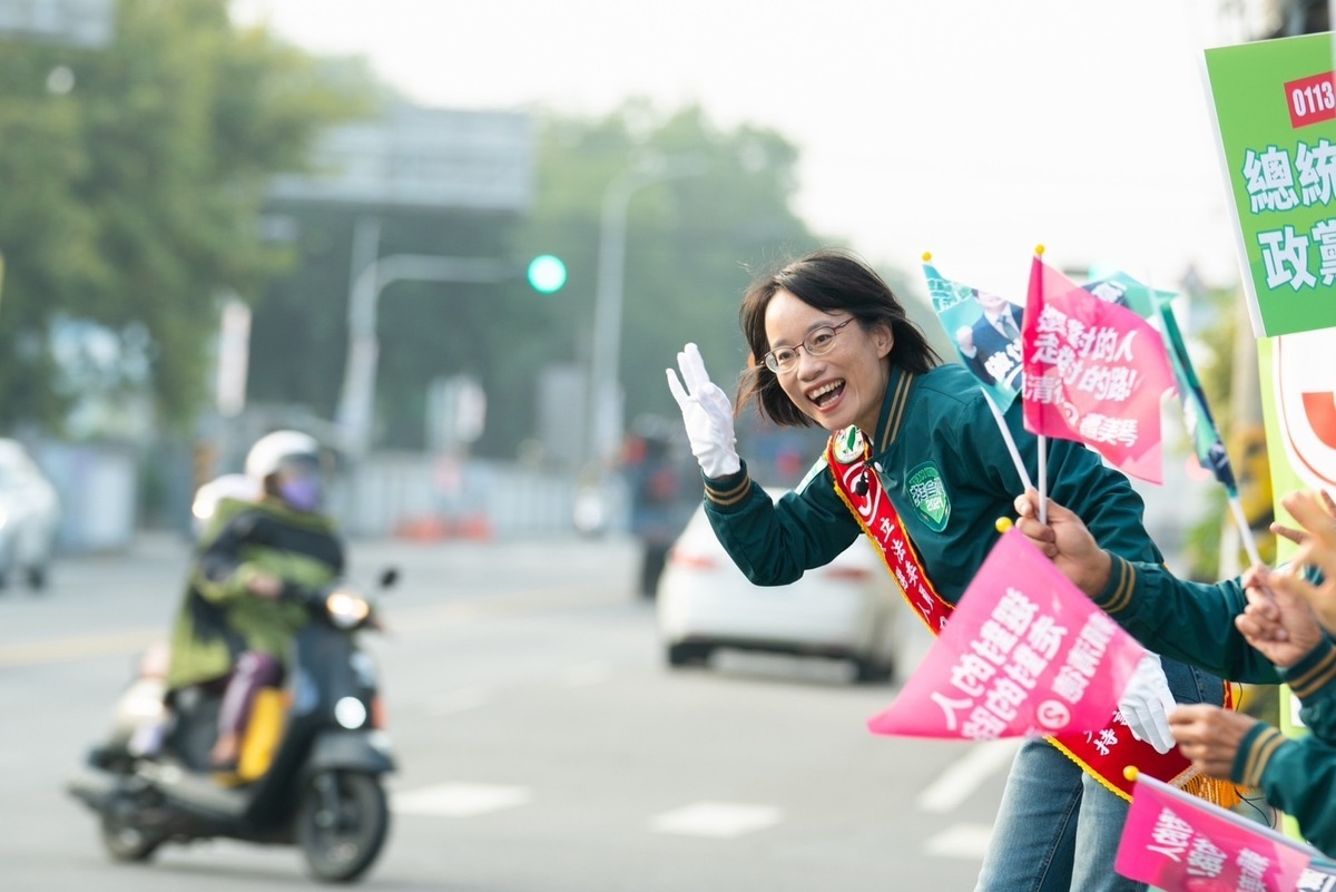 民進黨「台灣美德站出來」行動，圖為吳音寧今早站路口拜票。 圖：吳音寧競辦提供