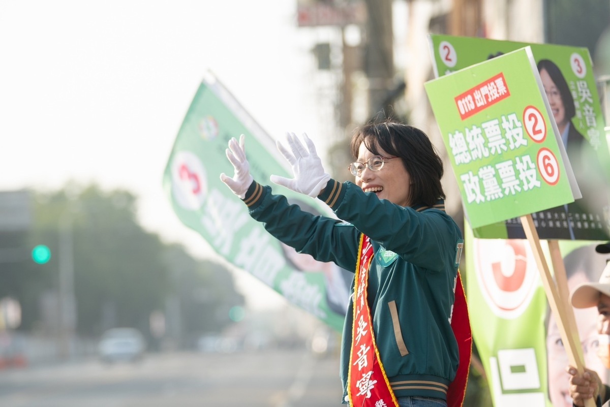 民進黨「台灣美德站出來」行動，圖為吳音寧今早站路口拜票。 圖：吳音寧競辦提供