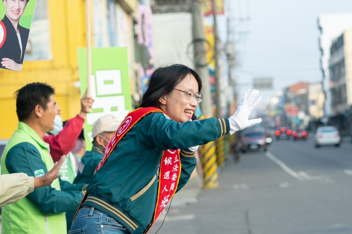 民進黨「台灣美德站出來」行動，圖為吳音寧今早站路口拜票。 圖：吳音寧競辦提供