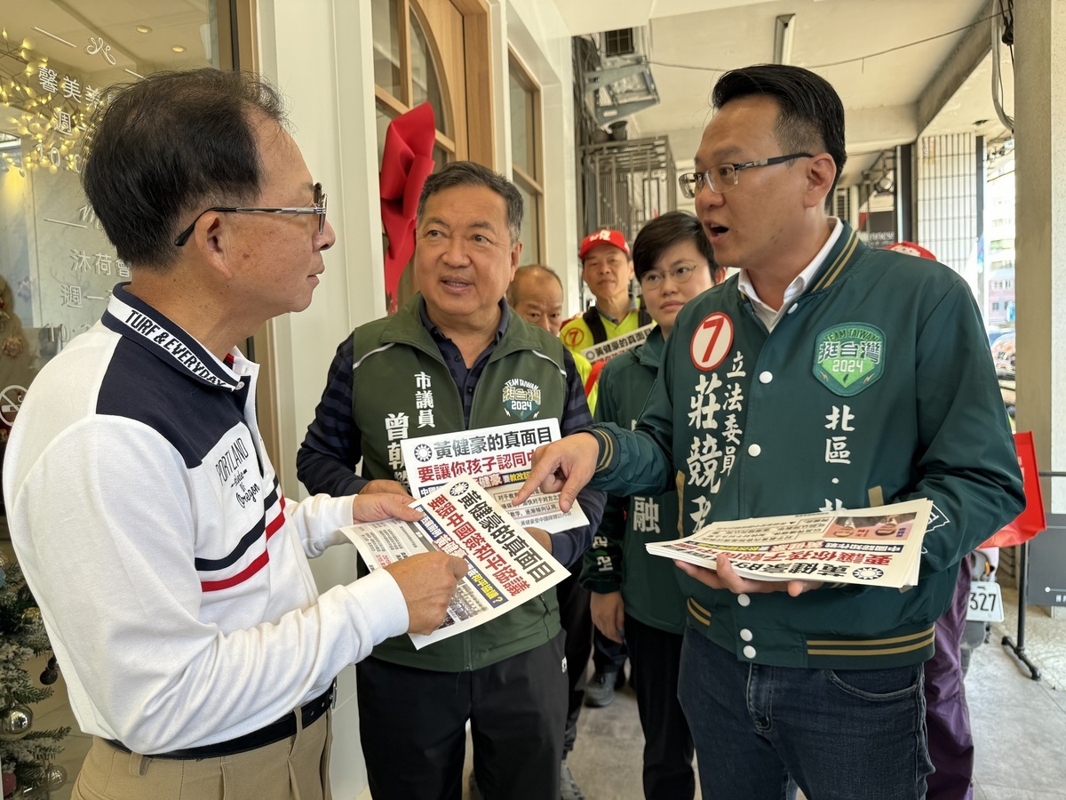 市議員曾朝榮（中）說，陳清池親口告訴他，黃健豪要來拜訪，他也不能否決，就是單純拜訪，不知為何變成拔樁成功，請諒解。 莊競程競總/提供
