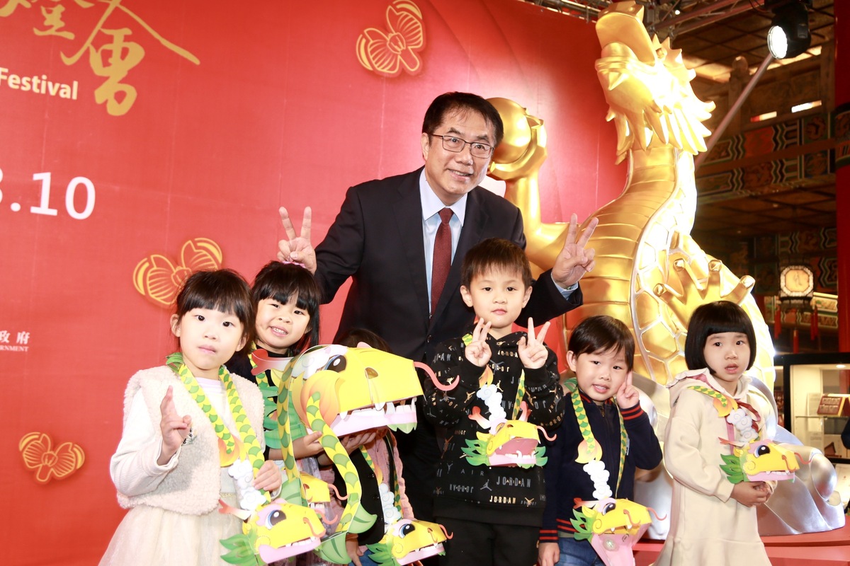 「2024台灣燈會在台南」在台北圓山飯店舉行記者會，由交通部長王國材、交通部觀光署署長周永暉、台南市長黃偉哲與主燈設計師彭力真等人一同揭開主燈「龍來台灣」的神秘面紗，深受小朋友喜愛的燈會小提燈「小龍包」也同步亮相。 圖：台南市政府提供