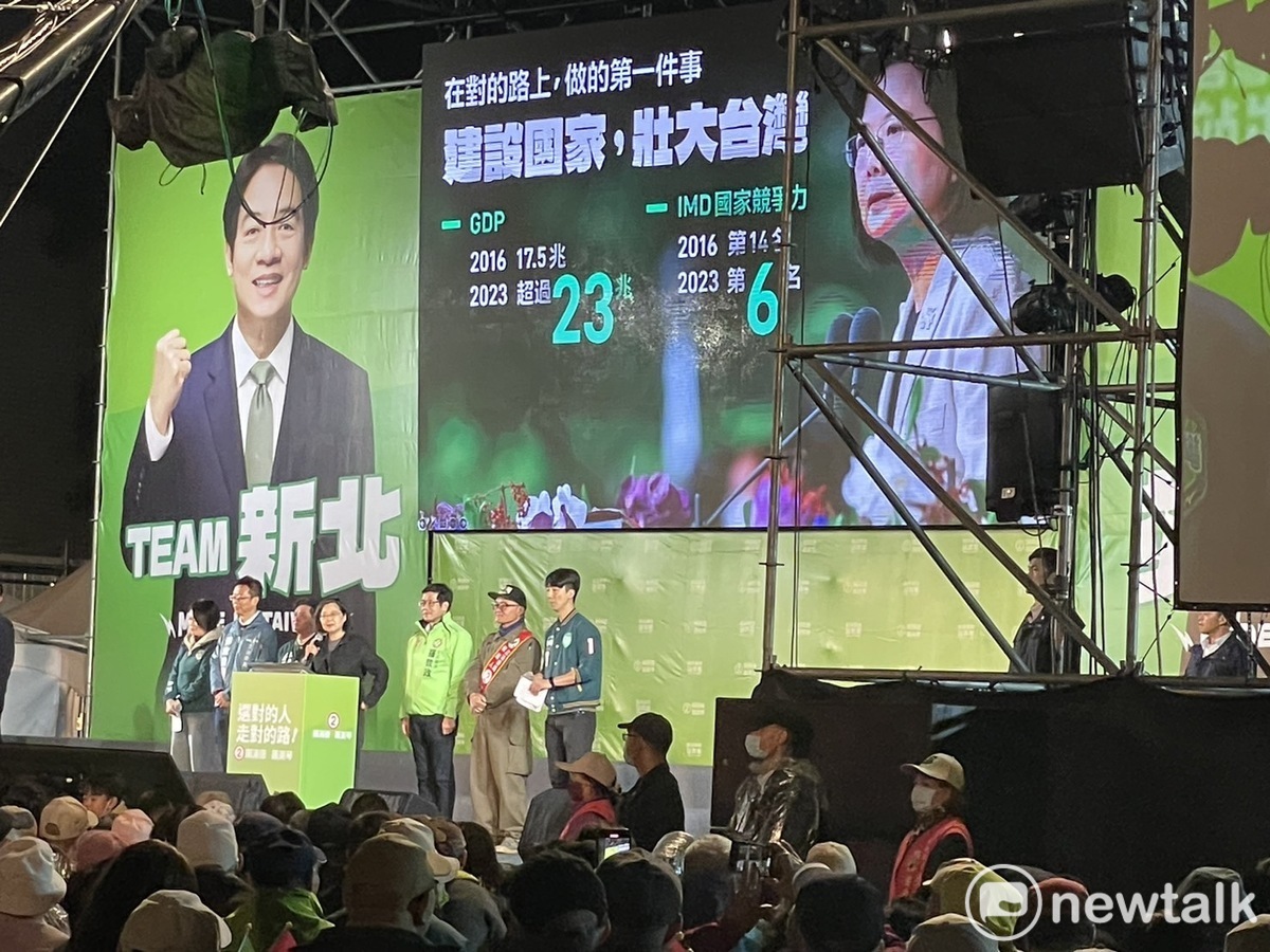 「賴蕭配」選前10天啟動大型造勢，首場在新北市土城登場，蔡英文到場發表談話。 圖：黃宣尹攝