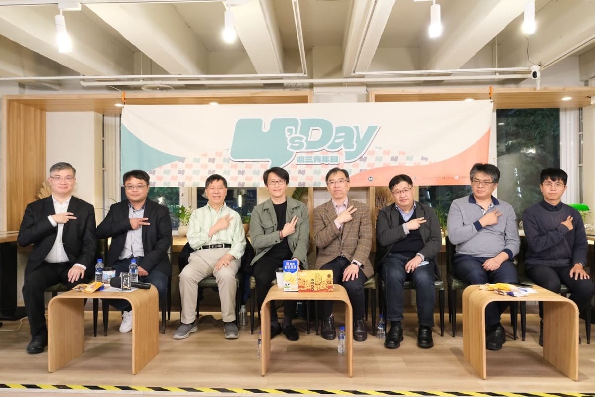 Y’s Day「週三青年日」3日晚上舉辦第34場「2好3壞滿球數，總統政見大體檢！青年該怎麼『投』？」舞台上由左至右為桑普、李孟居、汪浩、董思齊、陳俐甫、胡博硯、王國臣、張育萌 圖：Y’s Day「週三青年日」提供