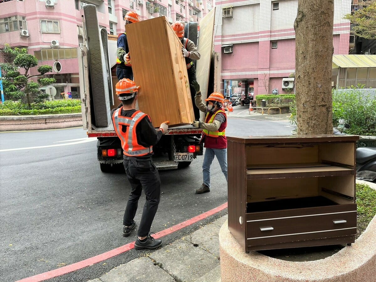 民眾如有清運廢棄大型家具需求，可向各區清潔隊預約，並遵守約定時間及放置地點，切勿隨意棄置或提前搬出。 圖：新北市環保局/提供