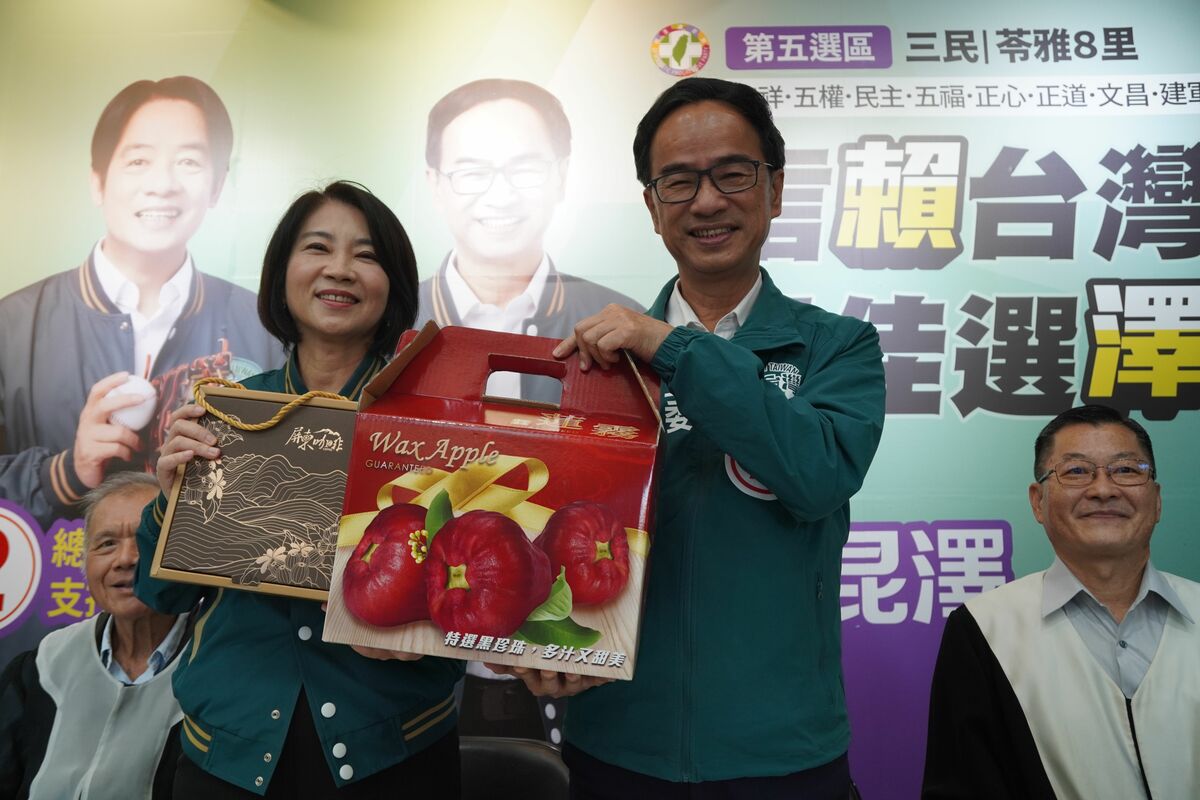 周春米(左)送李昆澤(右)蓮霧。 圖：李昆澤競總/提供