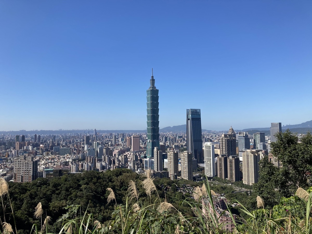 依據氣候變遷因應法第28條規定，發電廠應繳交的碳費可扣除提供電力消費的排放量，強調不會造成綠色通膨等資訊。(示意圖) 圖：擷自台北大縱走