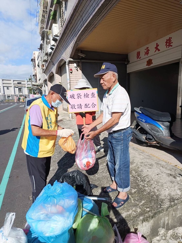 清潔隊檢查垃圾袋是否高壓容器。 圖：屏東縣府環保局／提供