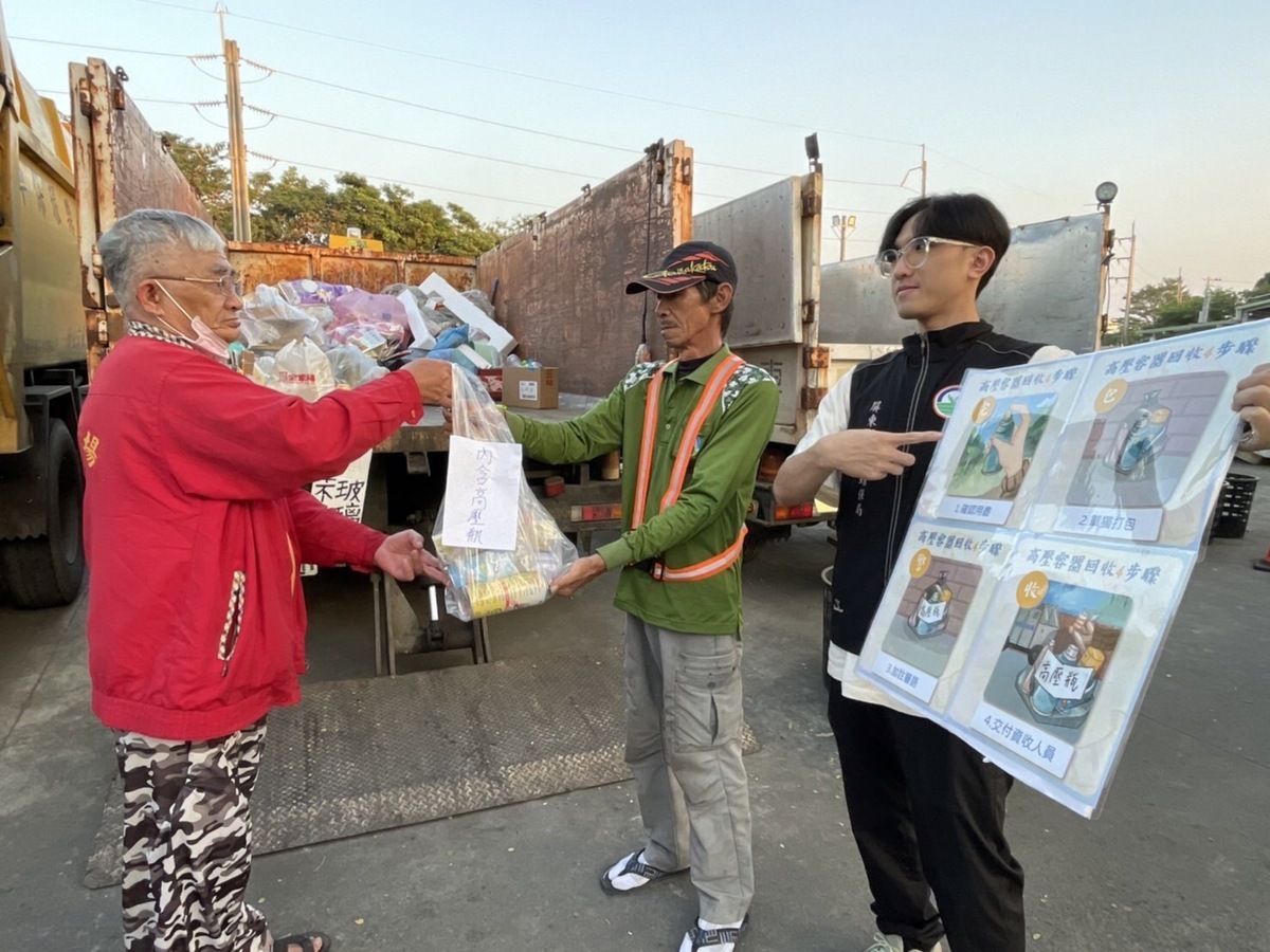回收高壓容器，需獨力包裝給回收人員。 圖：屏東縣府環保局／提供